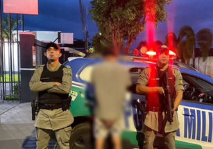 Discussão termina em agressão, ameaça e destruição dentro de residência em Jaraguá