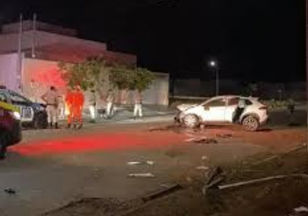 Casal flagrado nu foge da policia e derruba poste; 600 ficam sem internet em Goianésia