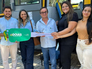 Vereadora Sandra Alves comemora chegada de novo ônibus escolar para alunos de Rianápolis