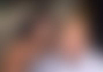 Em live, jovem evangélico canta na rua, travesti aparece e momento surpreende