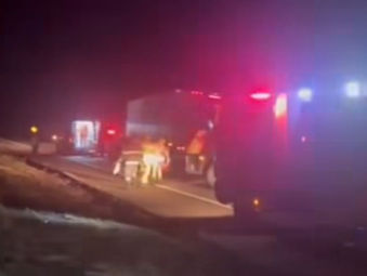 Nerópolis: Grave acidente entre caminhões deixa motorista ferido na GO-080