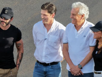 Gusttavo Lima visita Autódromo de Goiânia ao lado de Caiado e Daniel Vilela e canta trecho do Hino Nacional