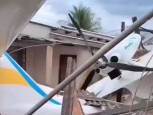 Avião de pequeno porte cai sobre residência em Goiânia. Bombeiros atendem vítimas