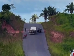 Motociclistas Escapam de Acidente Grave Após Ultrapassagem Perigosa de Caminhoneiro