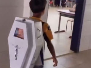 Menino leva mochila em formato de caixão para escola em homenagem ao pai