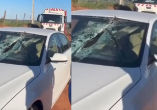 Carro fica destruído após peça de caminhão se soltar; motorista teve ferimentos leves