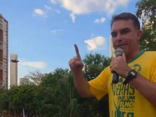 Flávio Bolsonaro reúne milhares de pessoas em Goiânia, e líderes da direita comemoram participação recorde