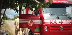 Corpo de Bombeiros controla incêndio em caminhão na BR-153 nas imediações de Jaraguá