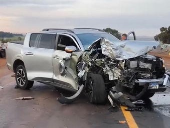 Motorista fica ferida após colisão entre caminhonetes na BR-153, em Rialma