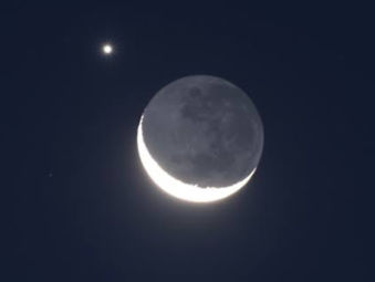Lua e o planeta vênus aparecem lado a lado no céu nesta noite; você viu?