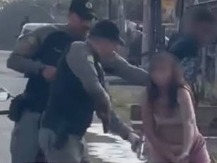 Mulher surpreende policiais ao retirar pistola escondida durante abordagem em Goiás; vídeo viraliza nas redes