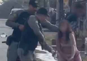 Mulher surpreende policiais ao retirar pistola escondida durante abordagem em Goiás; vídeo viraliza nas redes