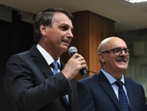 Bolsonaro anuncia reajuste de 33,24% no piso salarial dos professores