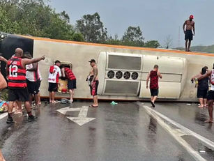 Ônibus com torcedores do Flamengo a caminho da Argentina tomba na Dutra; há 46 feridos, quatro em estado grave