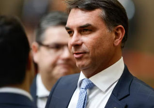 Flávio Bolsonaro admite contato com Vocaro e diz contrato sobre filme foi após governo do pai