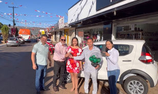 Nelson Capitão e Dupé Calçados entregam carro a ganhadora do Big Festival de Prêmios