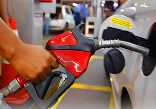 Petrobras anuncia redução de 4,9% no preço da gasolina para distribuidoras