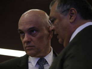 Ibovespa despenca e dólar dispara após decisão de Dino em blindar Moraes contra Lei Magnitsky