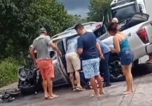Ultrapassagem a 160 km/h mata 3 em batida de caminhonete com caminhões