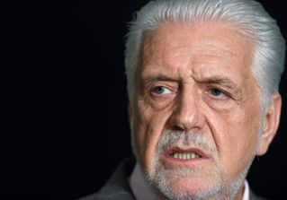 PF cumpre mandados contra o senador Jaques Wagner, líder do governo Lula, em investigação sobre o Banco Master