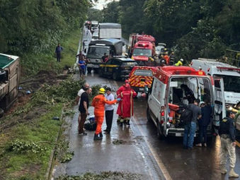 Ônibus com 31 passageiros tomba na BR-153, em Pirenópolis, e causa interdição total da rodovia