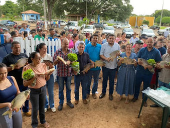 Prefeitura e Câmara de Jesúpolis entregam 2 toneladas de peixes e mil pés de alface à população