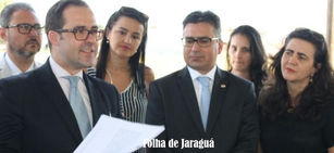 Advogada Silvana Alves e o Presidente Lúcio Flávio, questionam promotor em ato da OAB em Jaraguá