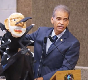 Deputado de PE leva mosquito do “presidengue” Lula ao plenário e revolta PT