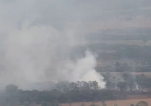 Jaraguá: lixão arde em chamas e fumaça tóxica se espalha pela cidade