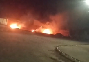 Jaraguá : Fogo em lote baldio prejudica idosos de abrigo, situação está sem controle