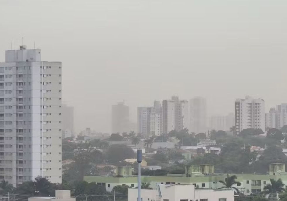 Chuva forte impressiona moradores e muda cenário no céu de Goiânia, gerando alertas a população