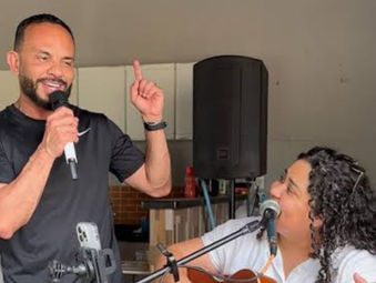 Padre Marcos Rogério faz dueto ao som de Zezé di Camargo & Luciano durante churrasco
