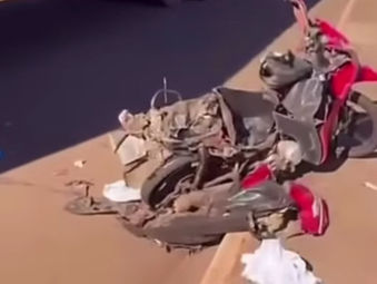 Mulher salta de moto em movimento e escapa por centímetros de ser atropelada por carreta; vídeo impressiona