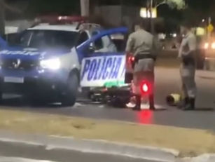 Acidente inusitado em Goianésia: motociclista colide em viatura parada da Polícia Militar