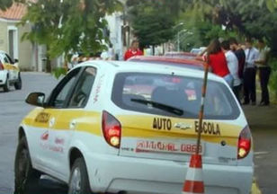 Procura por CNH dispara em Goiás, mas candidatos enfrentam fila para prova teórica