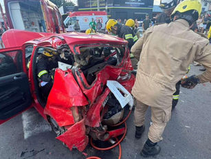 Batida entre seis veículos deixa seis pessoas feridas em Goiânia