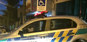 Dupla em Honda/Biz toma celular em assalto e agride a vítima com coronhada