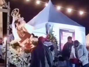 Imagem de Nossa Senhora do Carmo Cai Durante Procissão e Causa Comoção