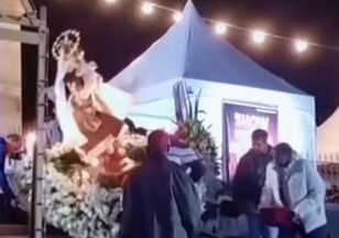 Imagem de Nossa Senhora do Carmo Cai Durante Procissão e Causa Comoção