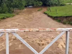 Rio Vermelho transborda após fortes chuvas e chama atenção em Jaraguá