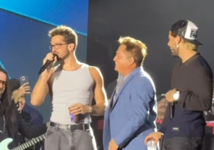 Em show de Leonardo, Zé Felipe brinca com o irmão João Guilherme sobre o uso de cropped