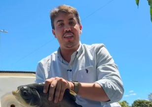 Paulo Vitor solta 2 toneladas de peixes no Lago da Passarela, em Jaraguá, para a população pescar