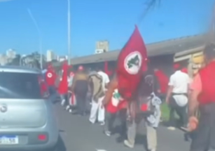 Manifestação do Movimento dos Sem Terra (MST) interdita parcialmente a BR-290