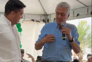 Jornal destaca que as confecções de Jaraguá vestem Ronaldo e Gracinha Caiado