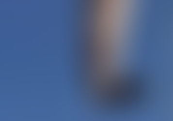 Homem cai de parapente em fiação elétrica durante voo e escapa ileso