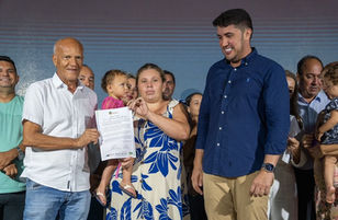 Prefeito Paulo Vitor entrega cartas de contemplação dos 500 lotes