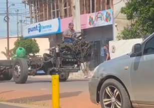 Motorista aparece dirigindo caminhão sem o gabine e chama atenção de moradores