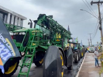 Apoiadores de Flávio Bolsonaro realizam carreata com participação de tratores do agronegócio em Jaraguá