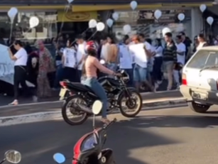 Jaraguá : Família faz manifestação pública cobrando justiça pela morte de Marcos Vinícius