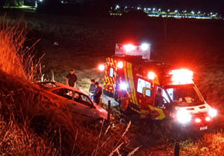 Condutor fica ferido após perder controle de veículo e cair em ribanceira em Itaguari